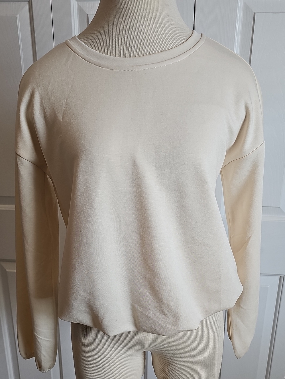 Cable & Guage Cream Long Sleeve Crewneck Top. NWT. Sz Small‎ Lined So Soft